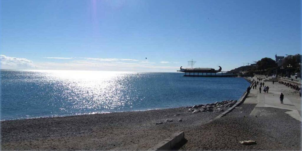 Фото пляжа на море в ялте Фото пляжа на море в ялте