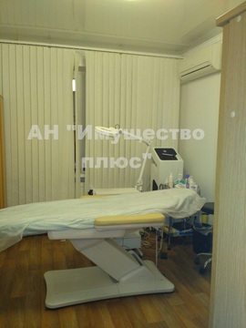 Фото: Сдается в аренду салон красоты 70 кв. м, ул. Холмогорова. Помещение test